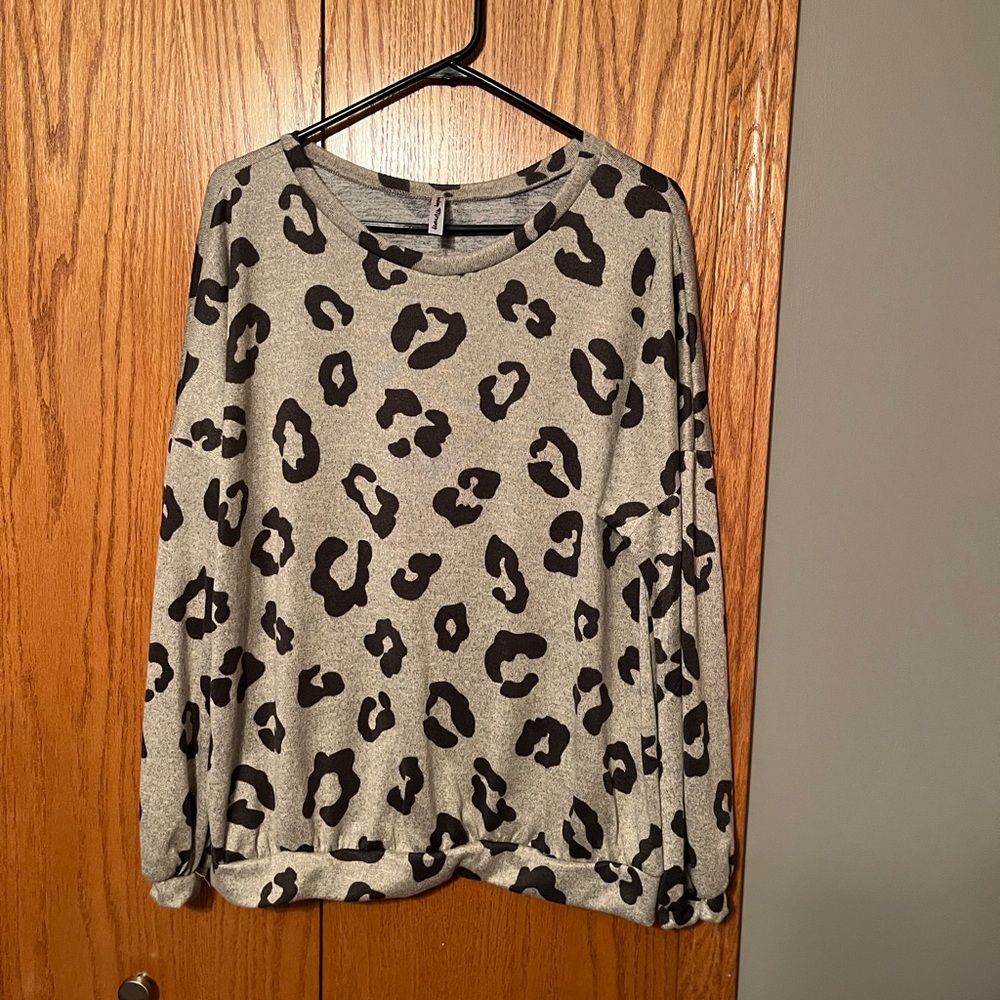 Long sleeve, light gray leopard print top
